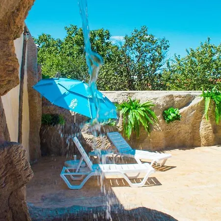 The Rock בית הארחה 4*