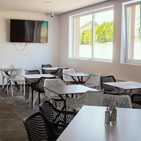 The Rock בית הארחה