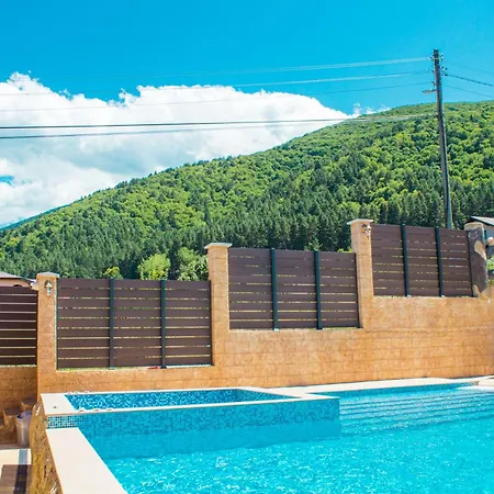 The Rock בית הארחה ספרבה בניה